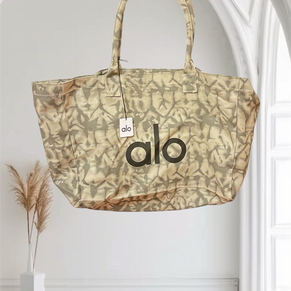 か*ご様 Alo Yoga トートバッグ ベージュ ALO Yoga | Bags | Alo Yoga Beige Camouflage Tote Bag Nwt | Poshmark